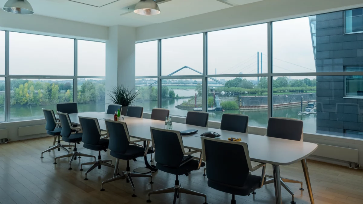 Moderner Konferenzraum mit Rheinblick im Büro der AURICON Group in Düsseldorf